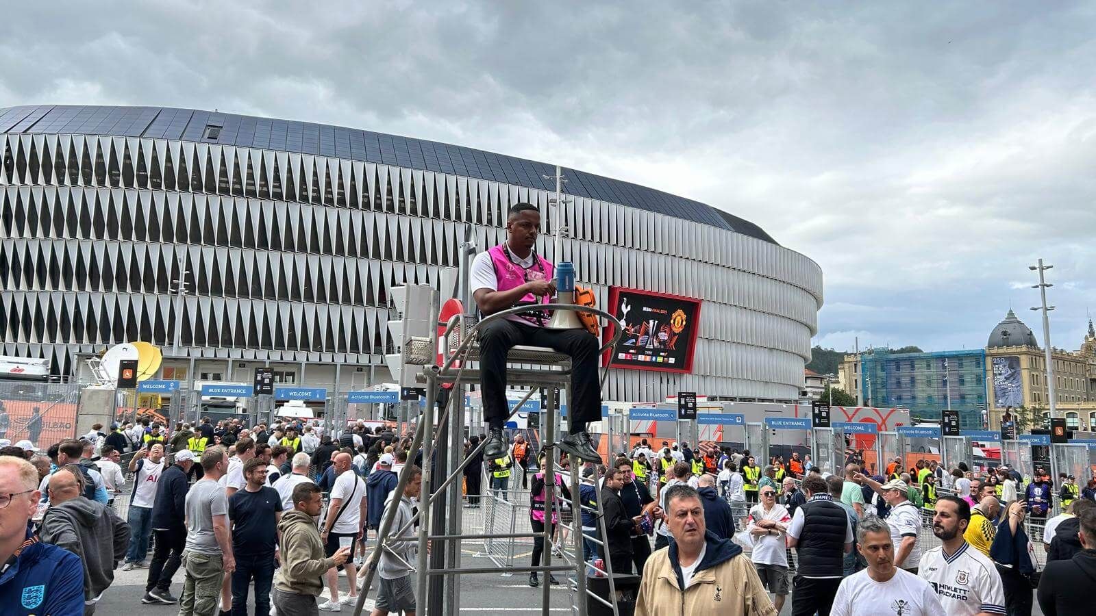 Un controlador ante la explanada de San Mamés por la final de la UEFA Europa League.