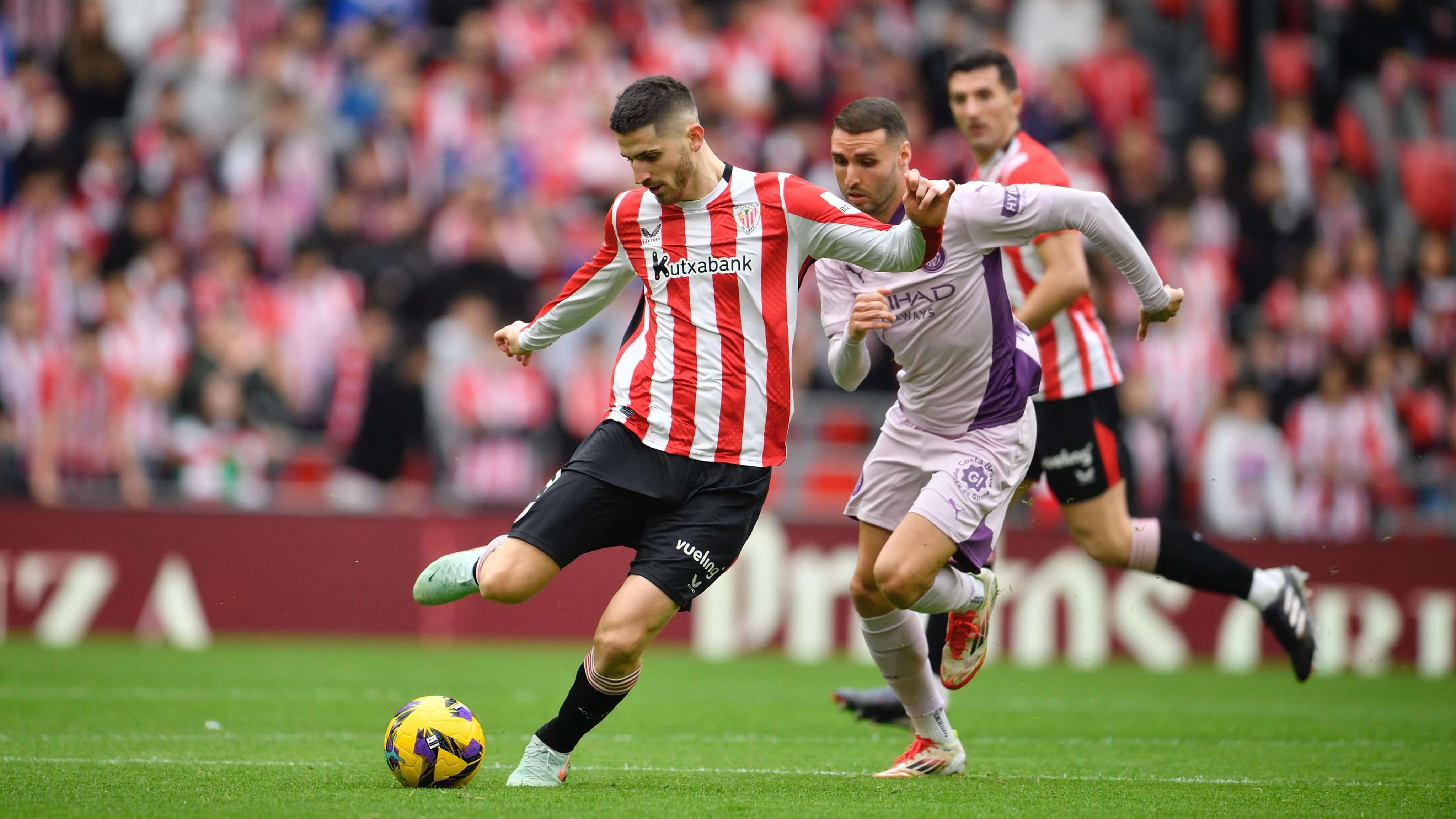  Oihan Sancet chuta ante el Girona en San Mamés.