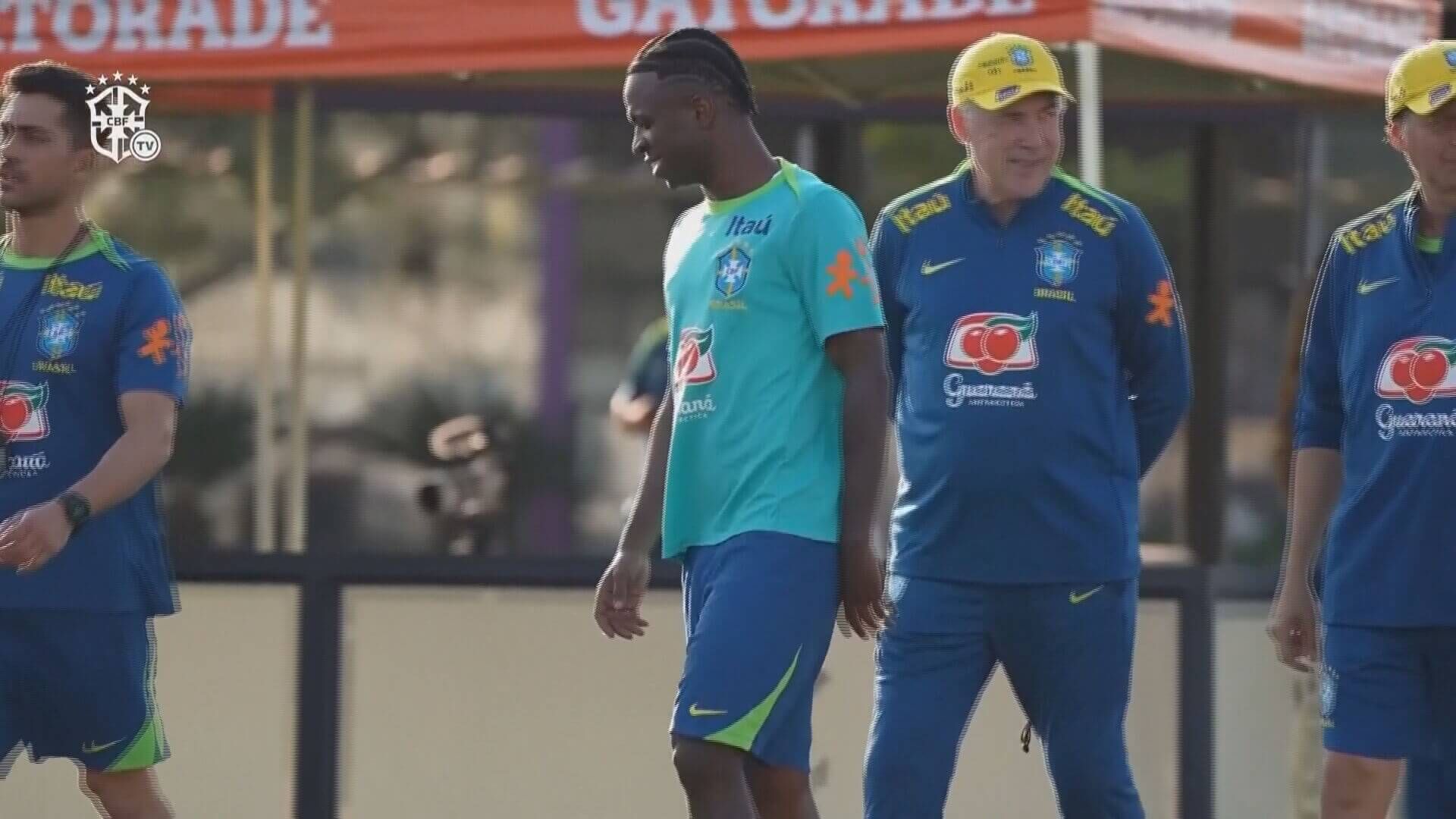  Carlo Ancelotti con Vinicius en el entrenamiento con Brasil