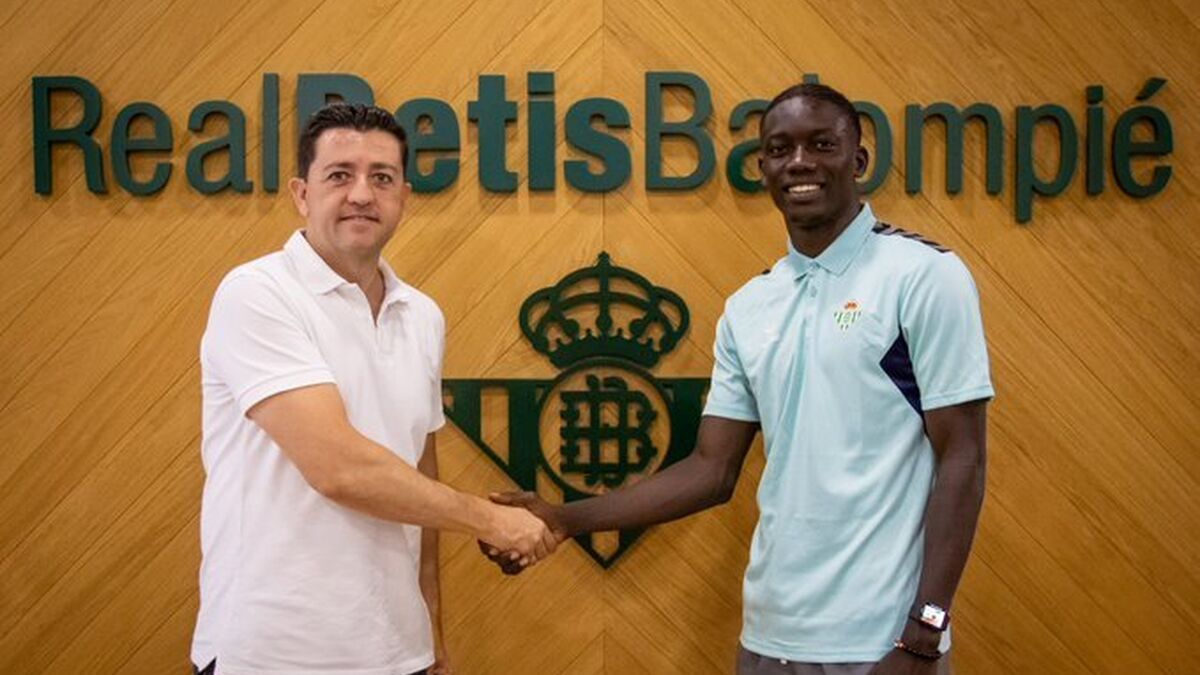 Souleymane Faye posa con Miguel Calzado.