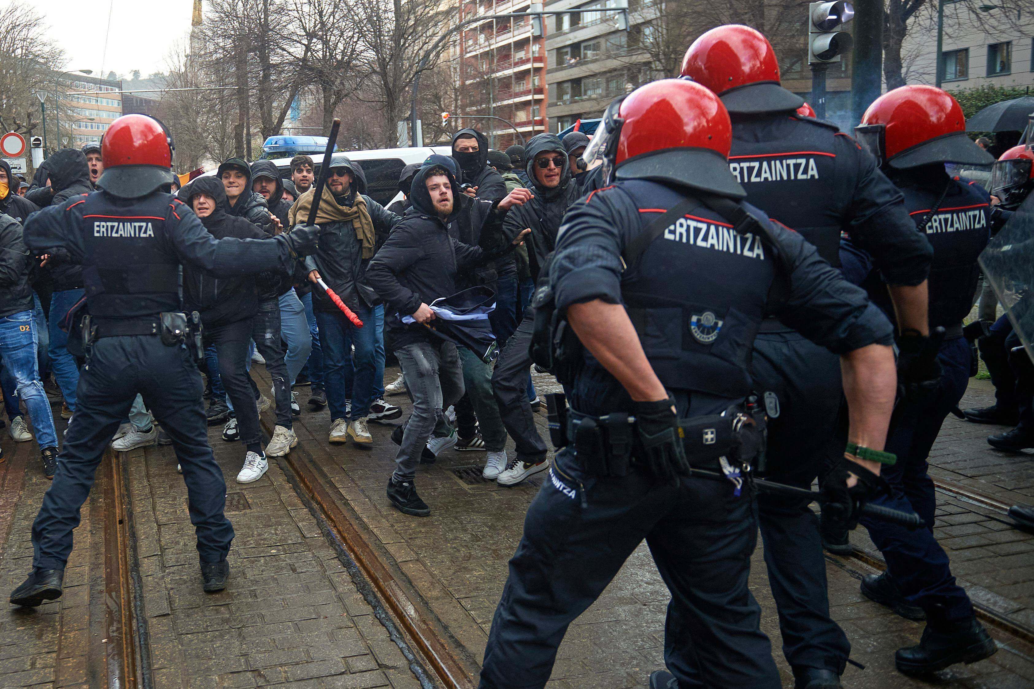 Cargas policiales en la previa del partido del Athletic Club ante la As Roma en San Mamés.