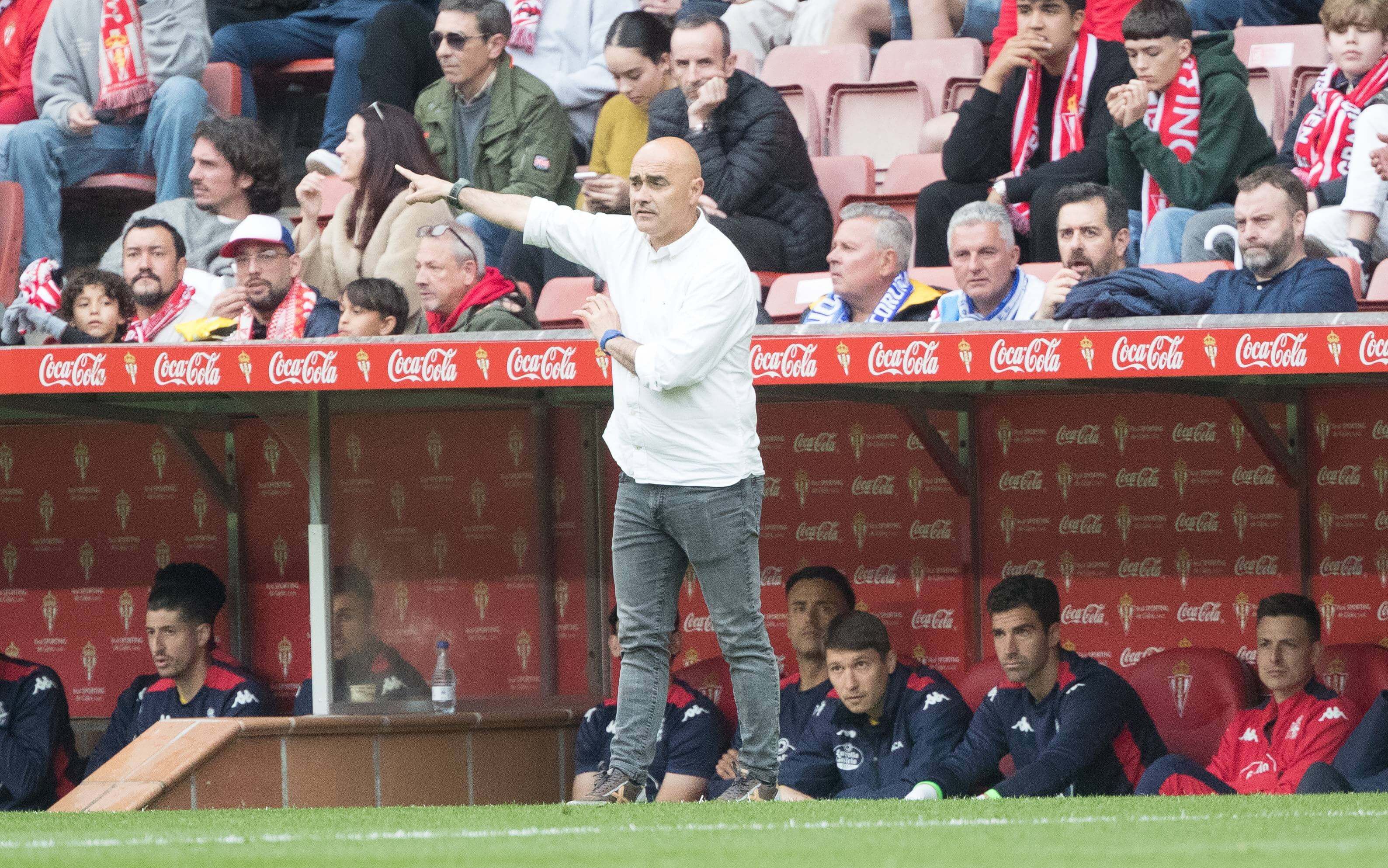  Óscar Gilsanz da instrucciones en el Sporting-Deportivo.