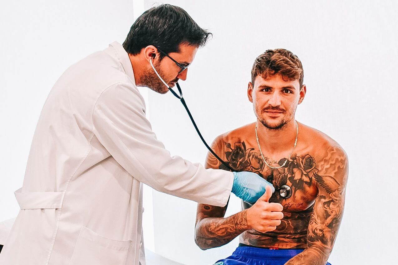 Stanko Juric siendo revisado durante los reconocimientos médicos