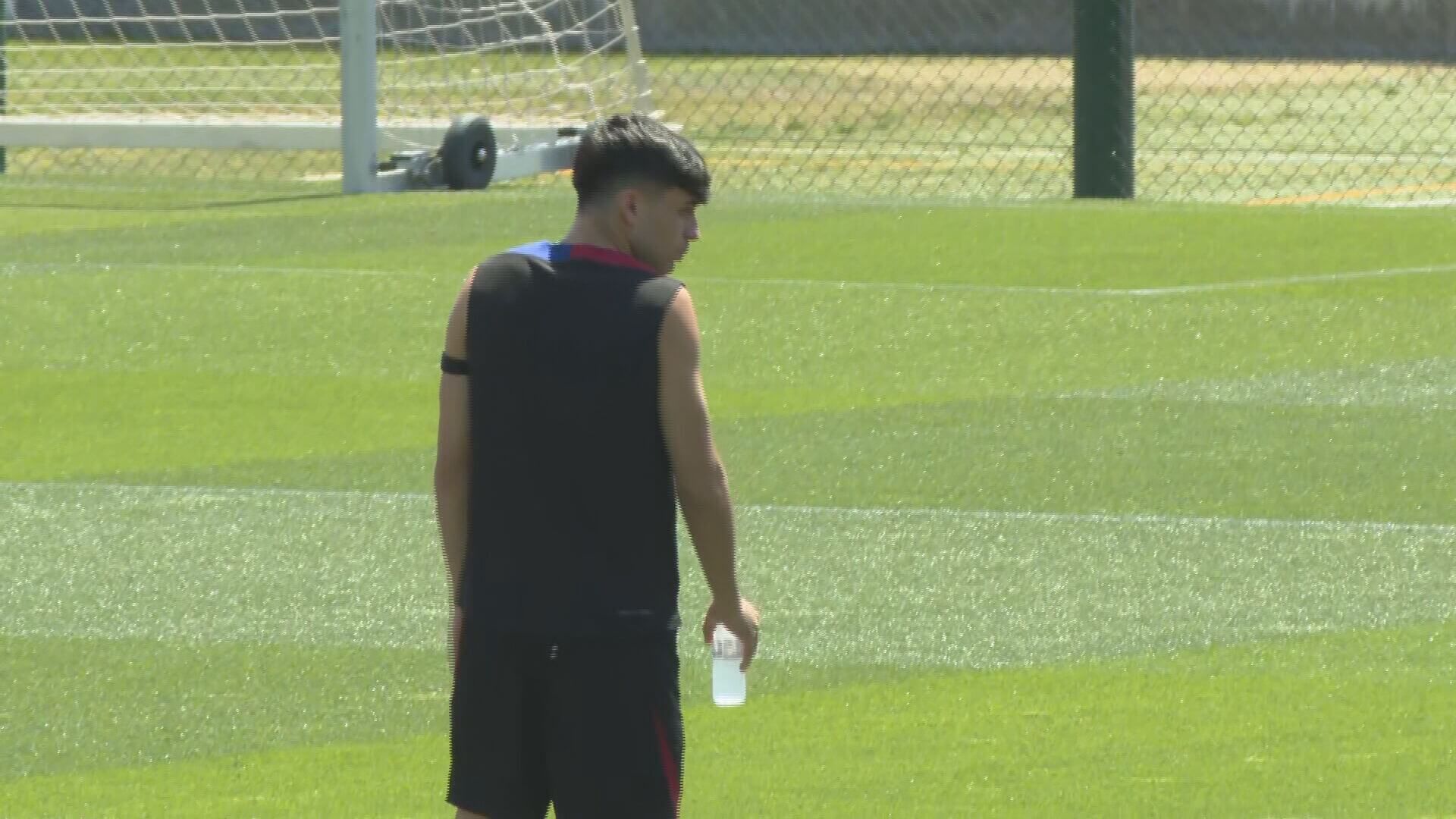  Pedri, con una botella de agua en el entrenamiento