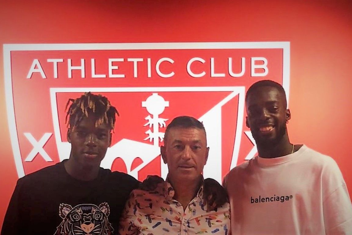  El agente navarro Félix Tainta posa con Iñaki y Nico Williams en el interior de San Mamés.