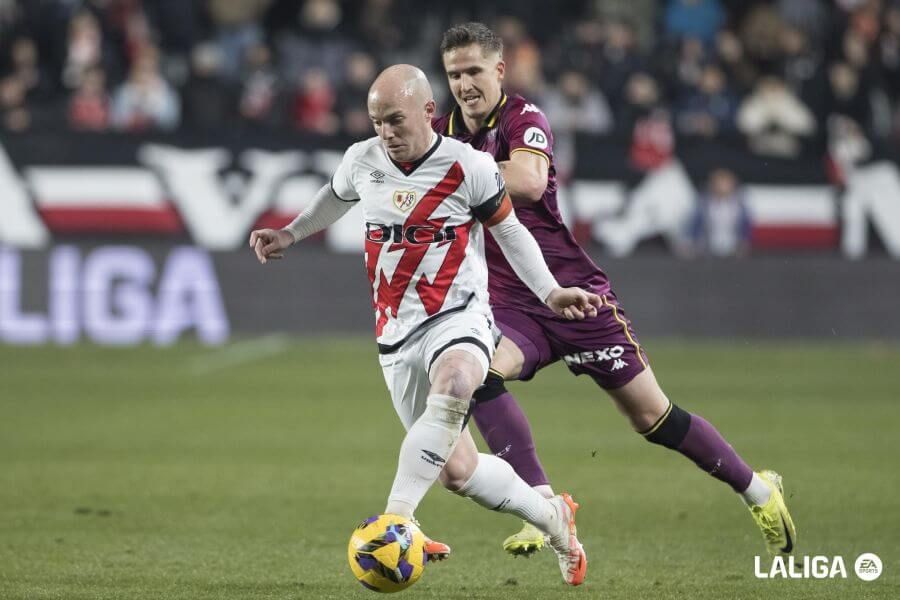  Tamás Nikitscher persigue a Isi Palazón.