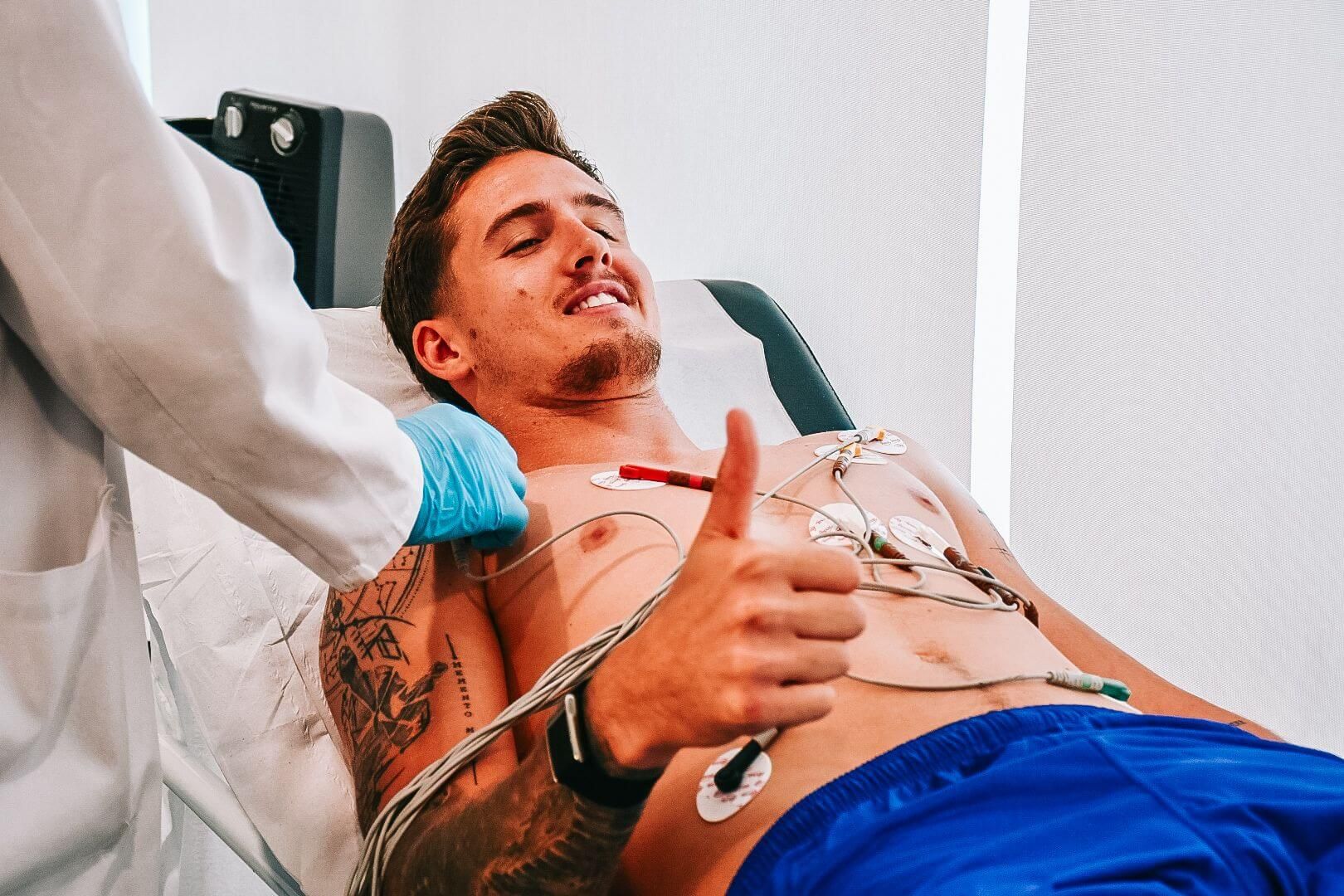 Tamás Nikitscher siendo revisado durante el reconocimiento médico