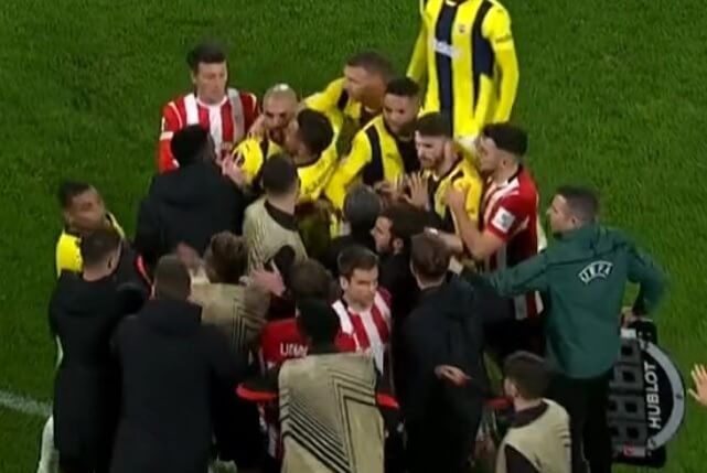  Tangana de Sofyan Amrabat con el banquillo del Athletic Club.