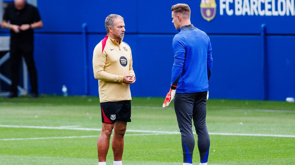  Ter Stegen y Hansi Flick en un entrenamiento (Europa Press)