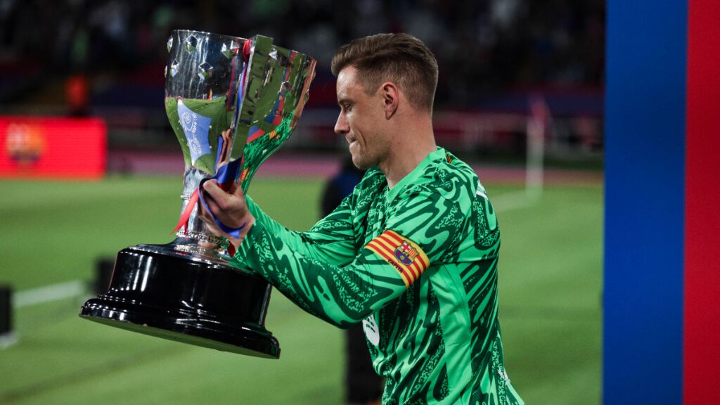 Ter Stegen con el título de LALIGA (Cordon Press)