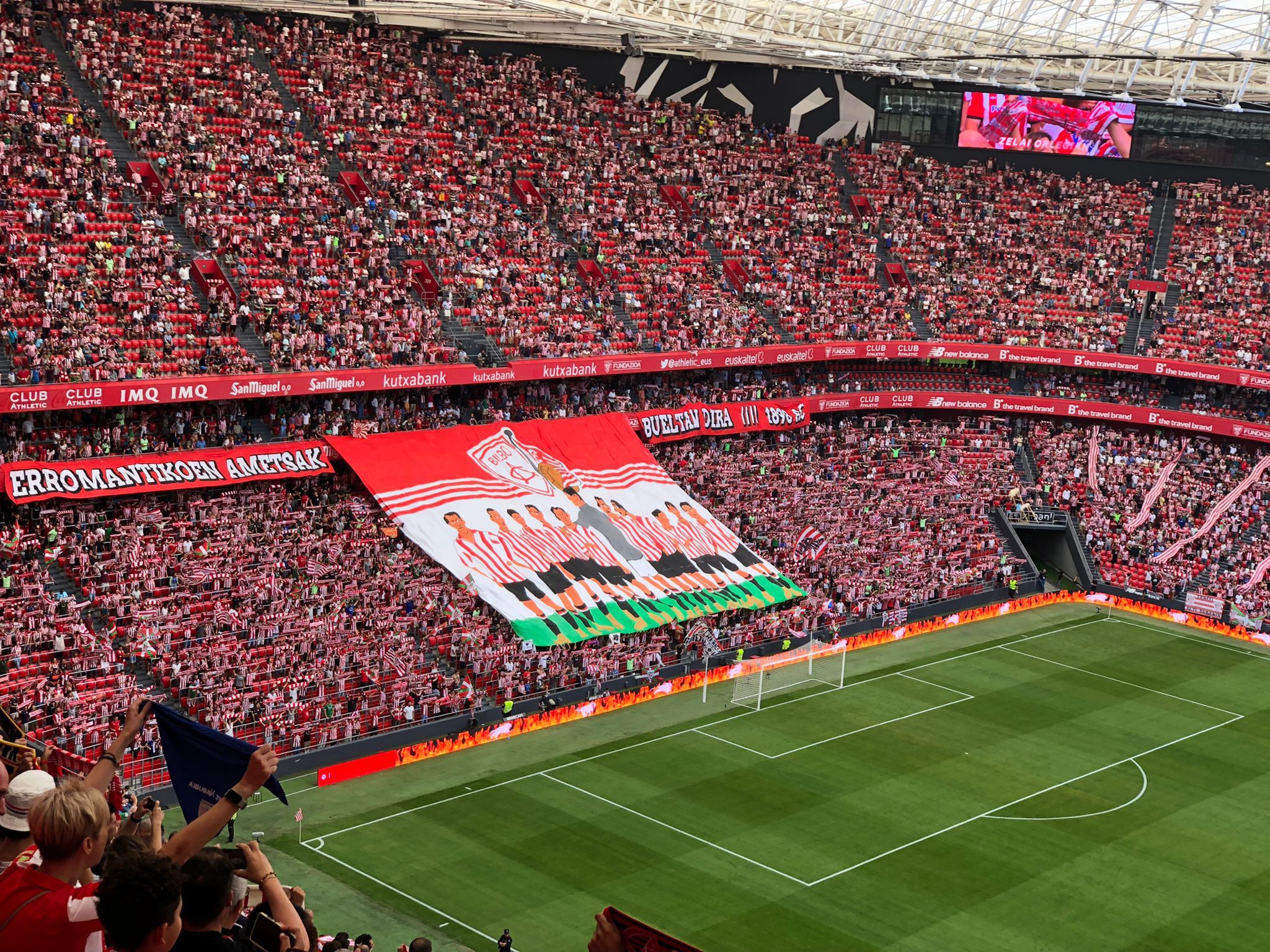 Tifo de la grada de animación de San Mamés en un partido.