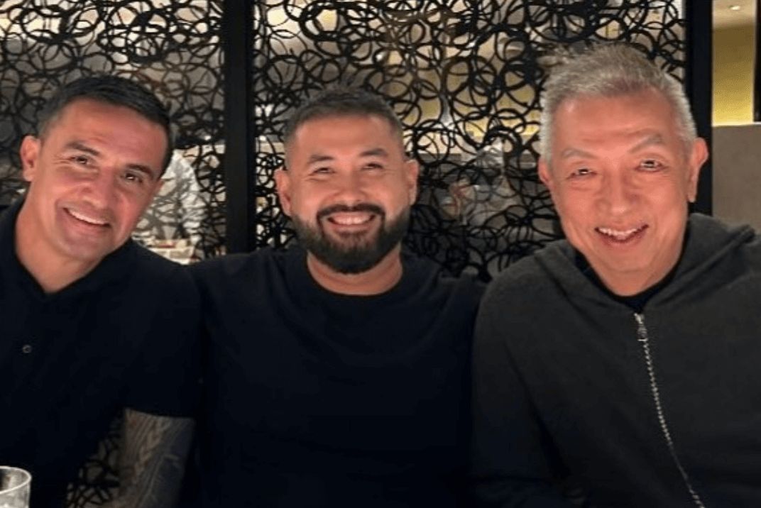 Tim Cahill, el Príncipe de Johor y Peter Lim, hace unos meses