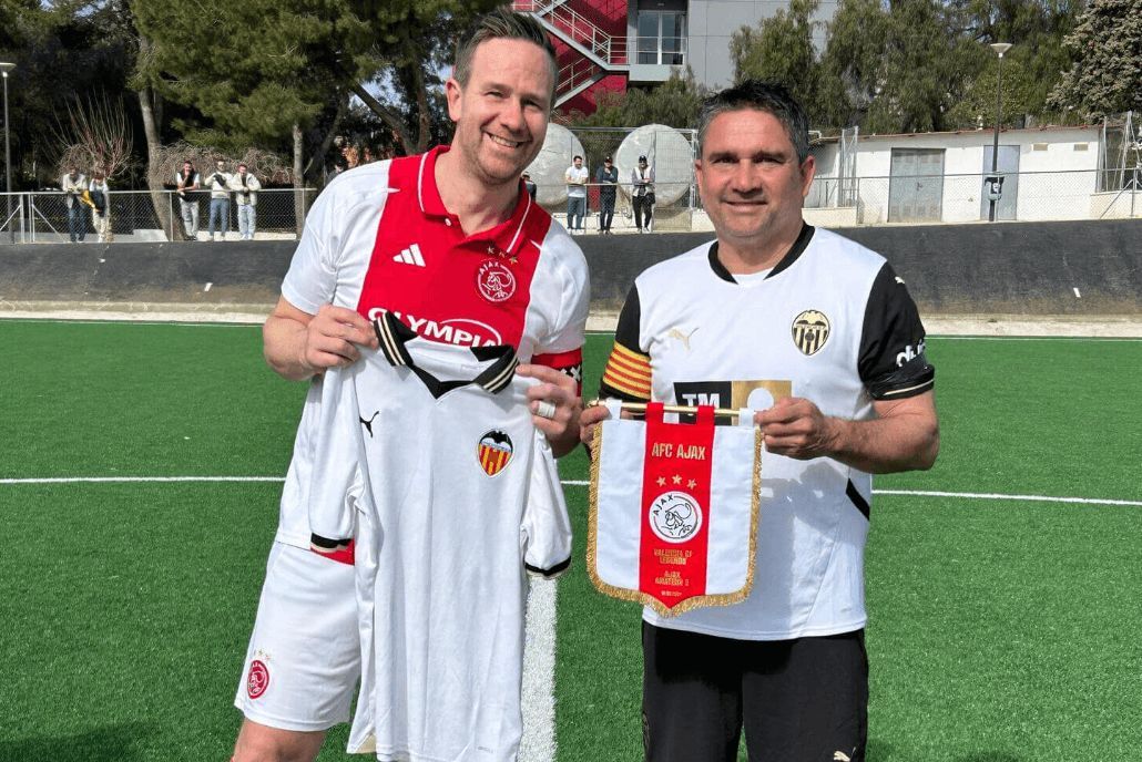 Tom Clobus y Juan Sánchez, capitán de las Leyendas del Valencia CF