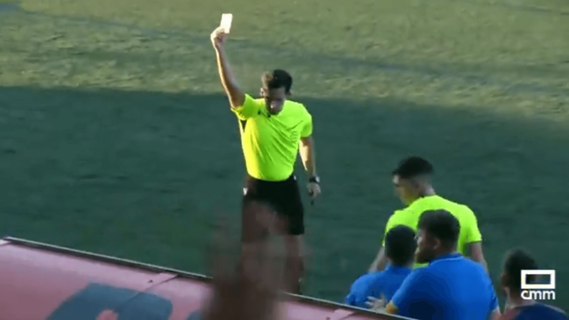 José María Aranda Delgado saca una tarjeta en el Torrent-Talavera (Imagen: CMMTV).