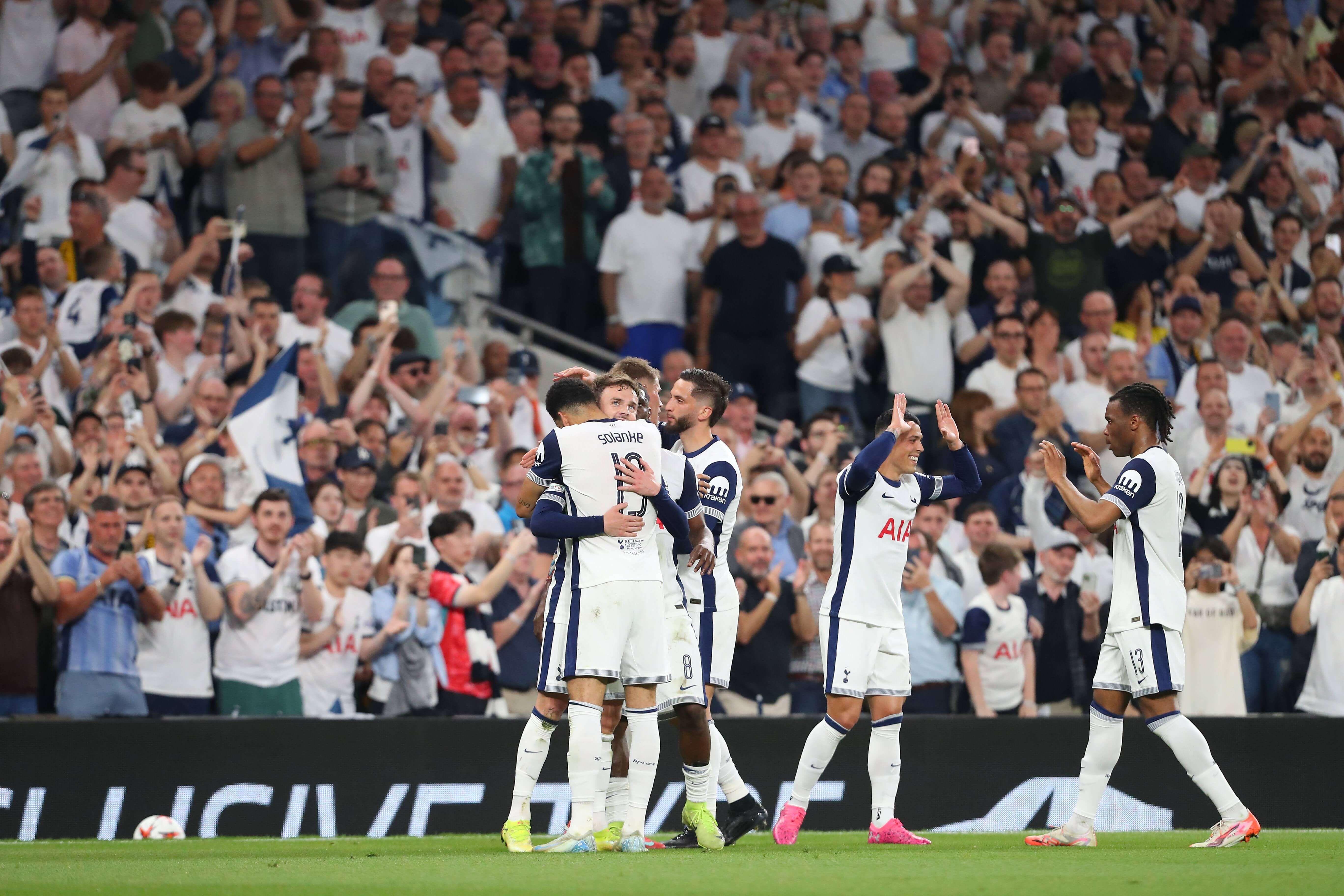  Los jugadores del Tottenham celebran un gol.