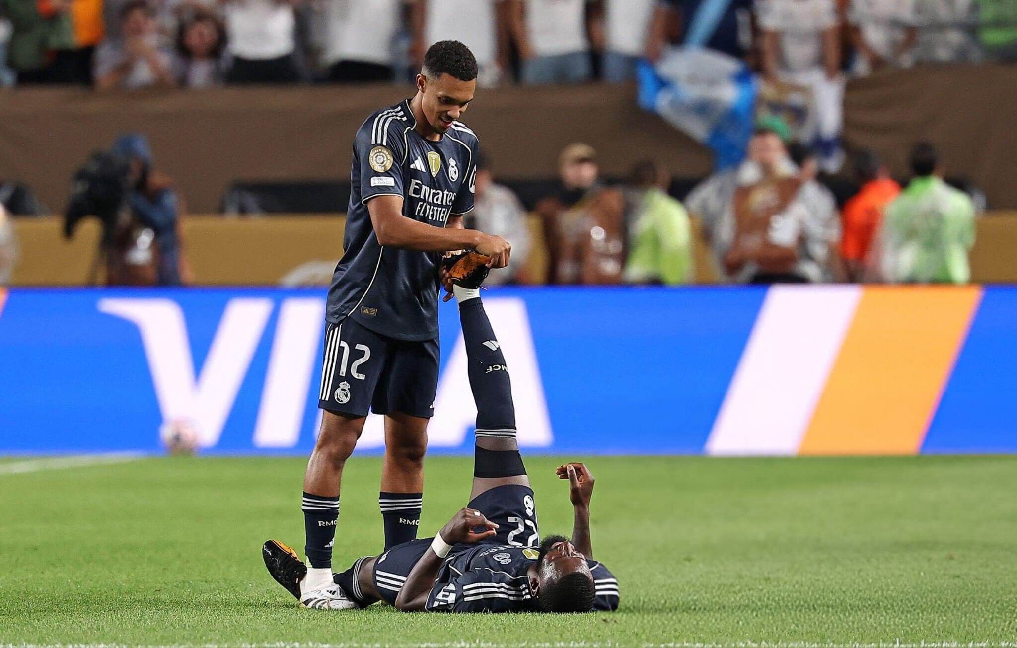  Trent Alexander-Arnold estira a Antonio Rüdiger