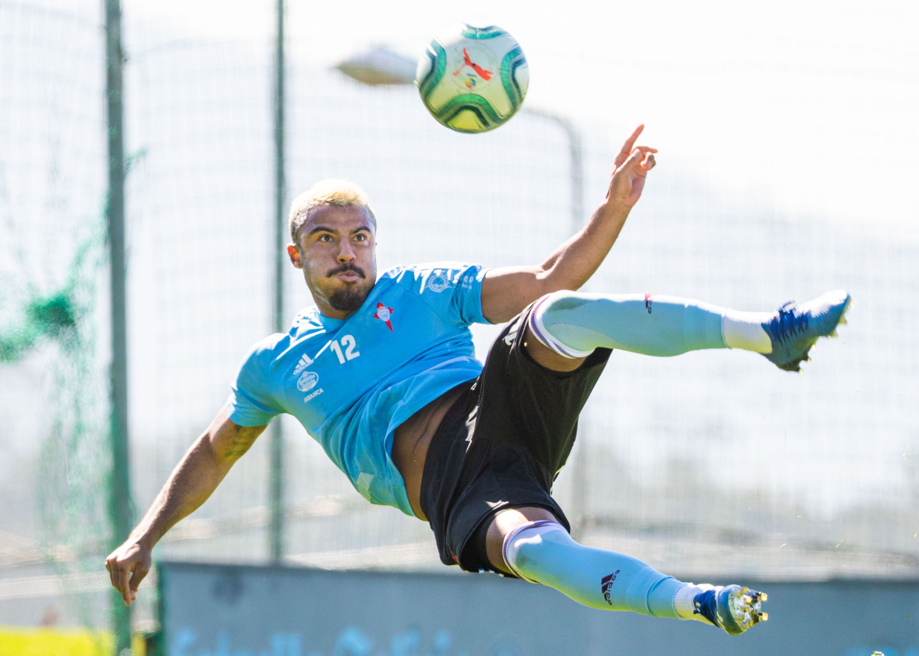  RAfinha haciendo un remate acrobático.