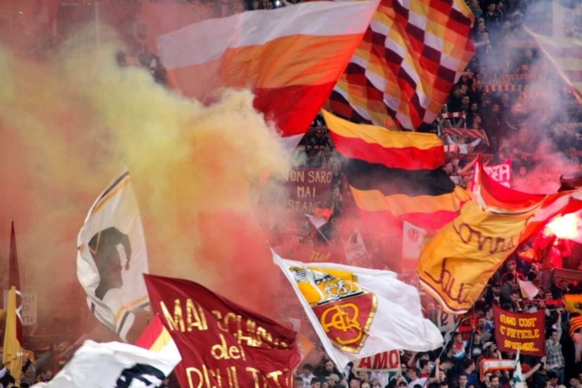 Los grupos Ultras de la AS Roma, rival del Athletic este jueves, se colocan en la Curva Sud del Estadio Olímpico.