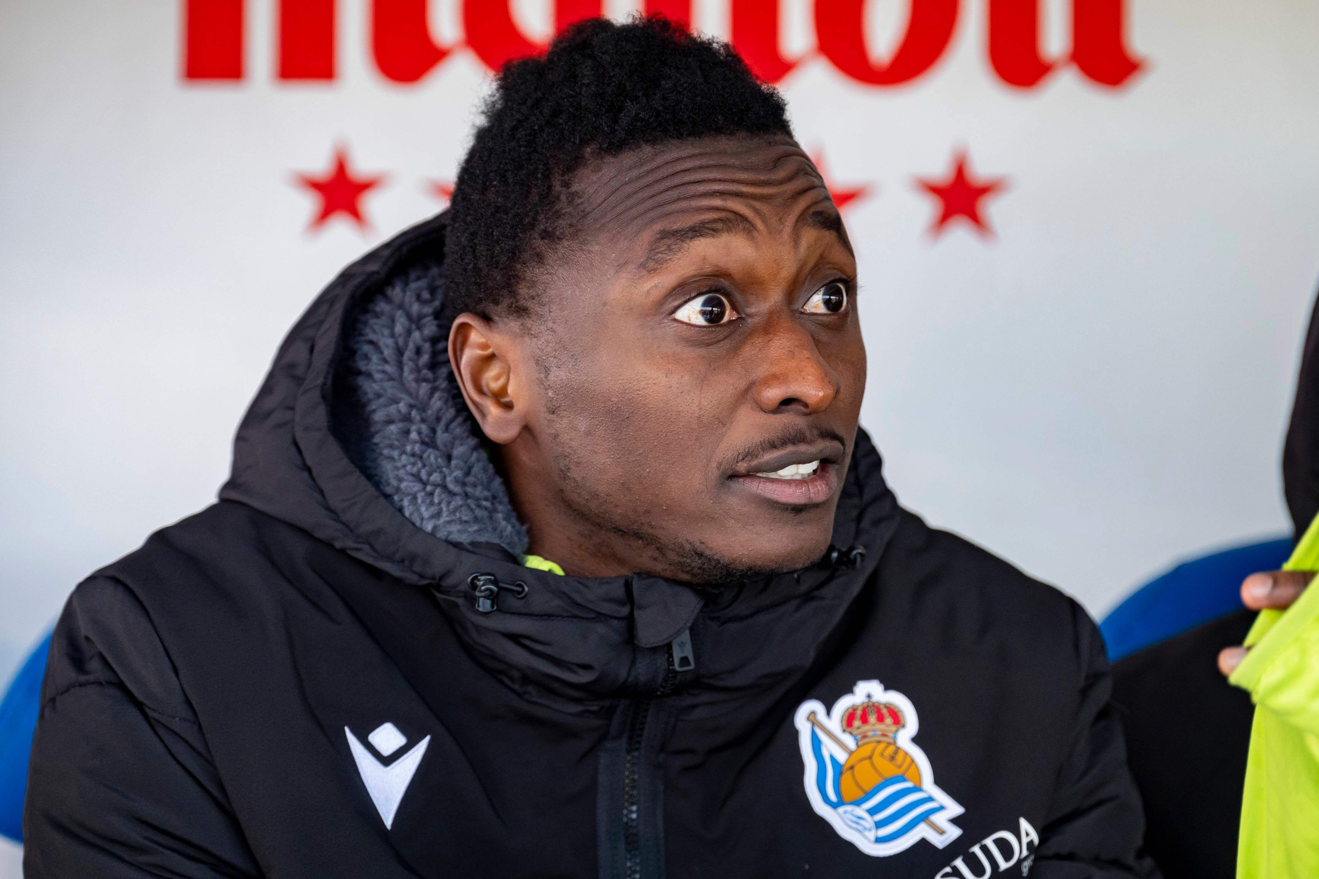  Umar Sadiq, en el banquillo durante un partido de la Real Sociedad.