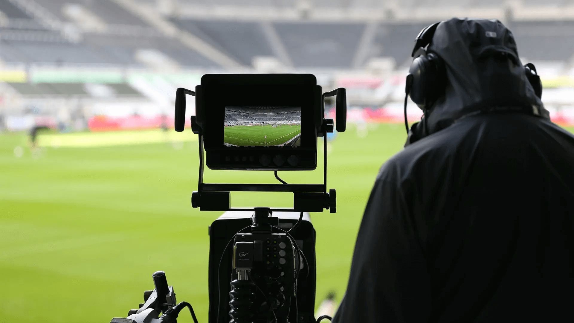  Una cámara de televisión, en un estadio.