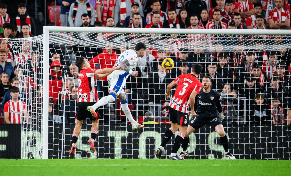  Unai Simón, ante Miguel de la Fuente en el Athletic-Leganés.