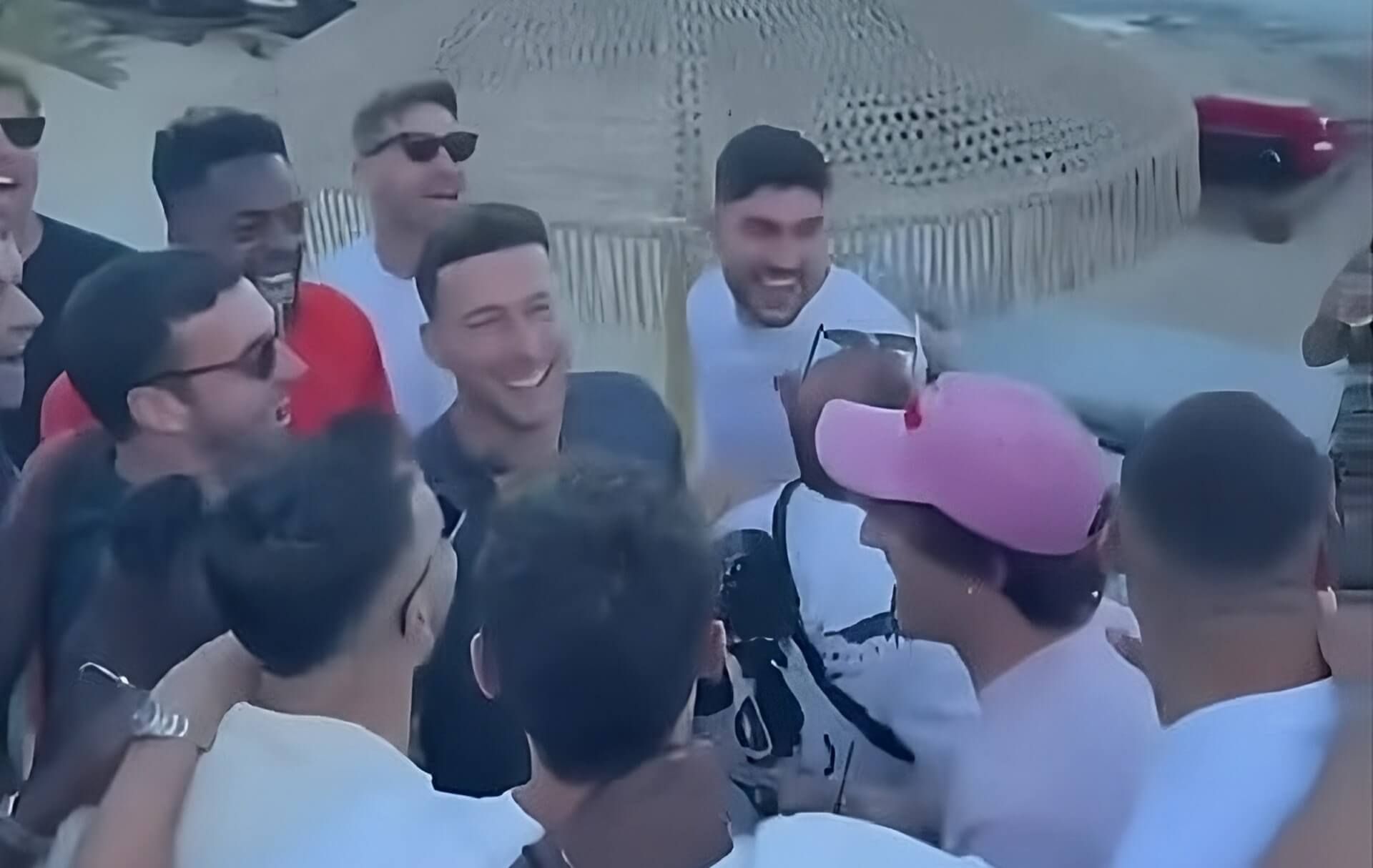  Óscar de Marcos, en el centro de un corro durante las vacaciones conjuntas del Athletic Club (Imagen: Instagram).