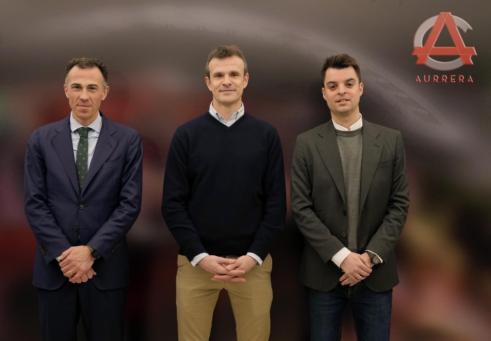 Jon Berasategi, el presidente Jon Uriarte Uranga y Mikel González posan en San Mamés.