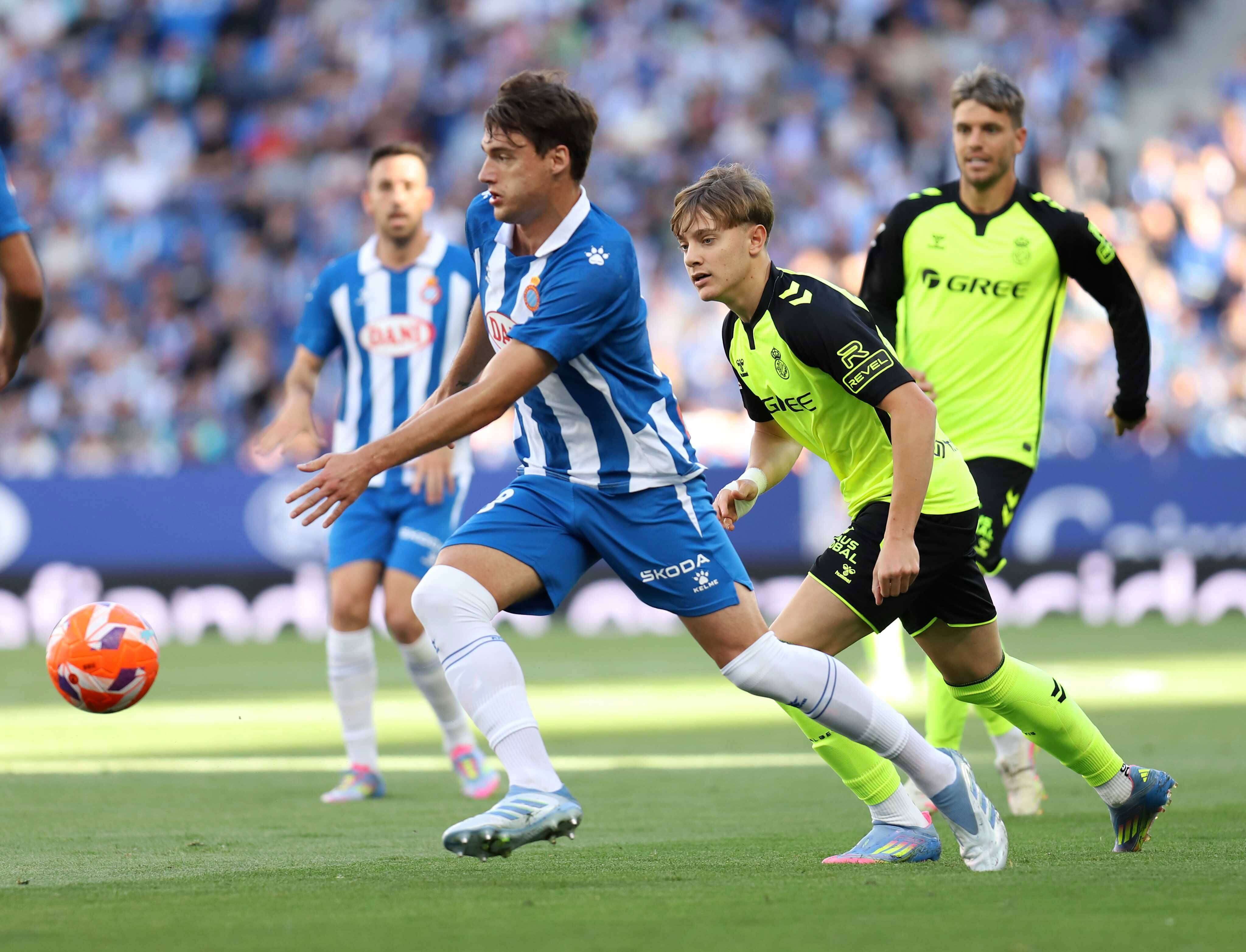  Urko González de Zárate conduce un balón en el Espanyol-Betis.