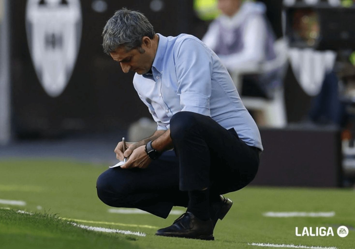  El técnico Ernesto Valverde toma notas en un partido del Athletic Club.