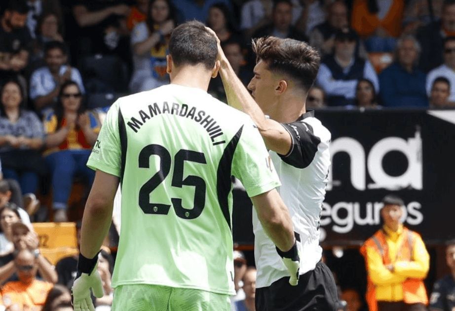 Valencia-Getafe, Mamardashvili charló con Alves