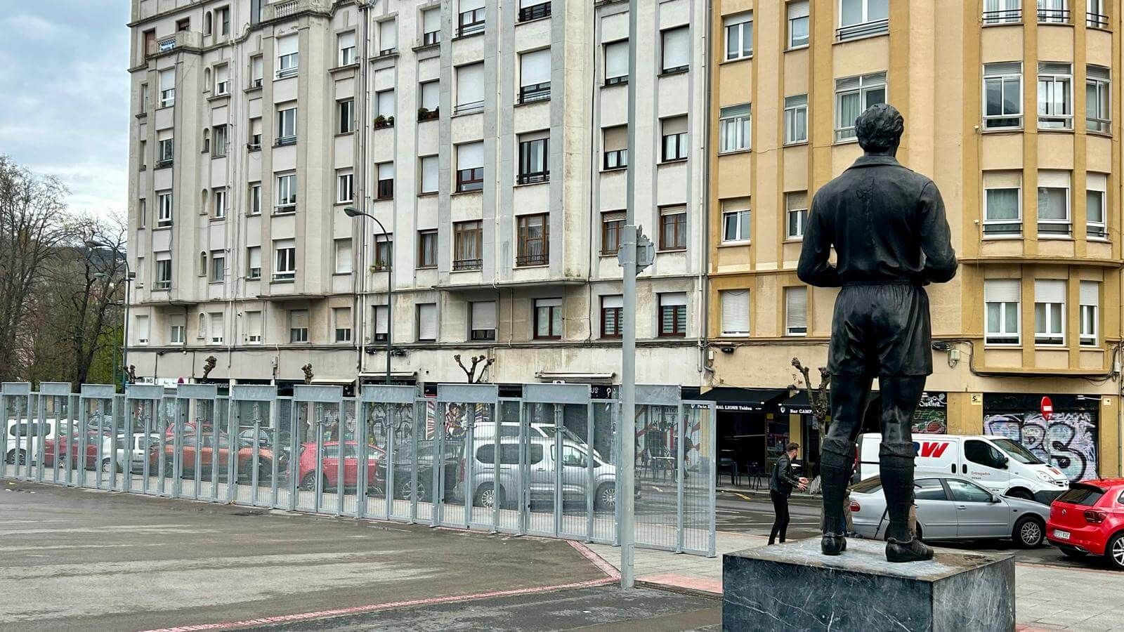 Montaje de vallas en la explanada de San Mamés para el Athletic-Roma.