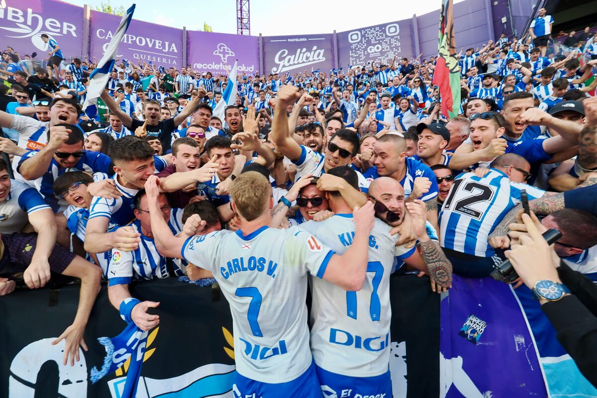  Celebración de los jugadores del Alavés tras la salvación en el José Zorrilla.