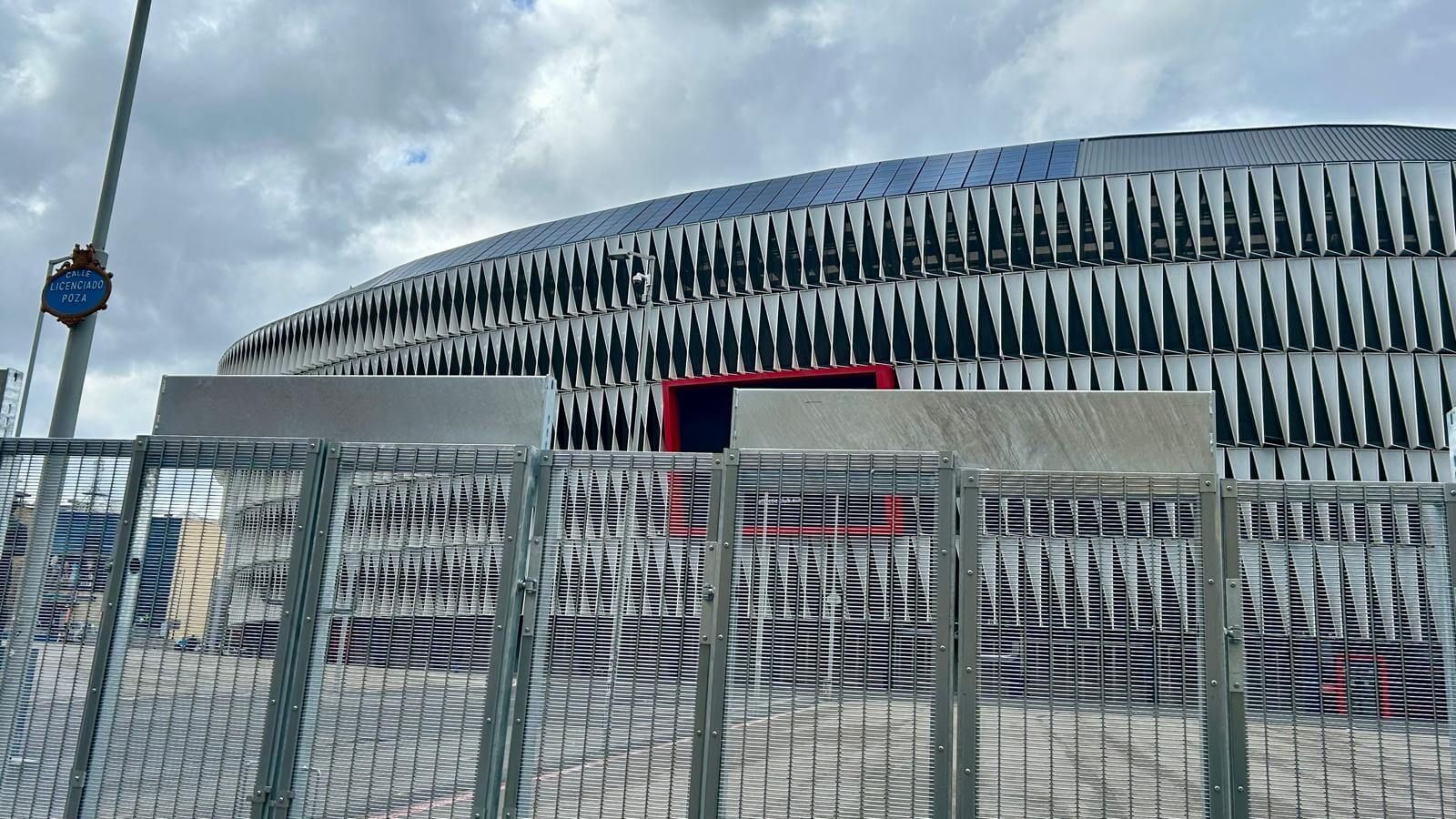  Montaje de vallas en la explanada de San Mamés para el Athletic Club-Rangers FC.