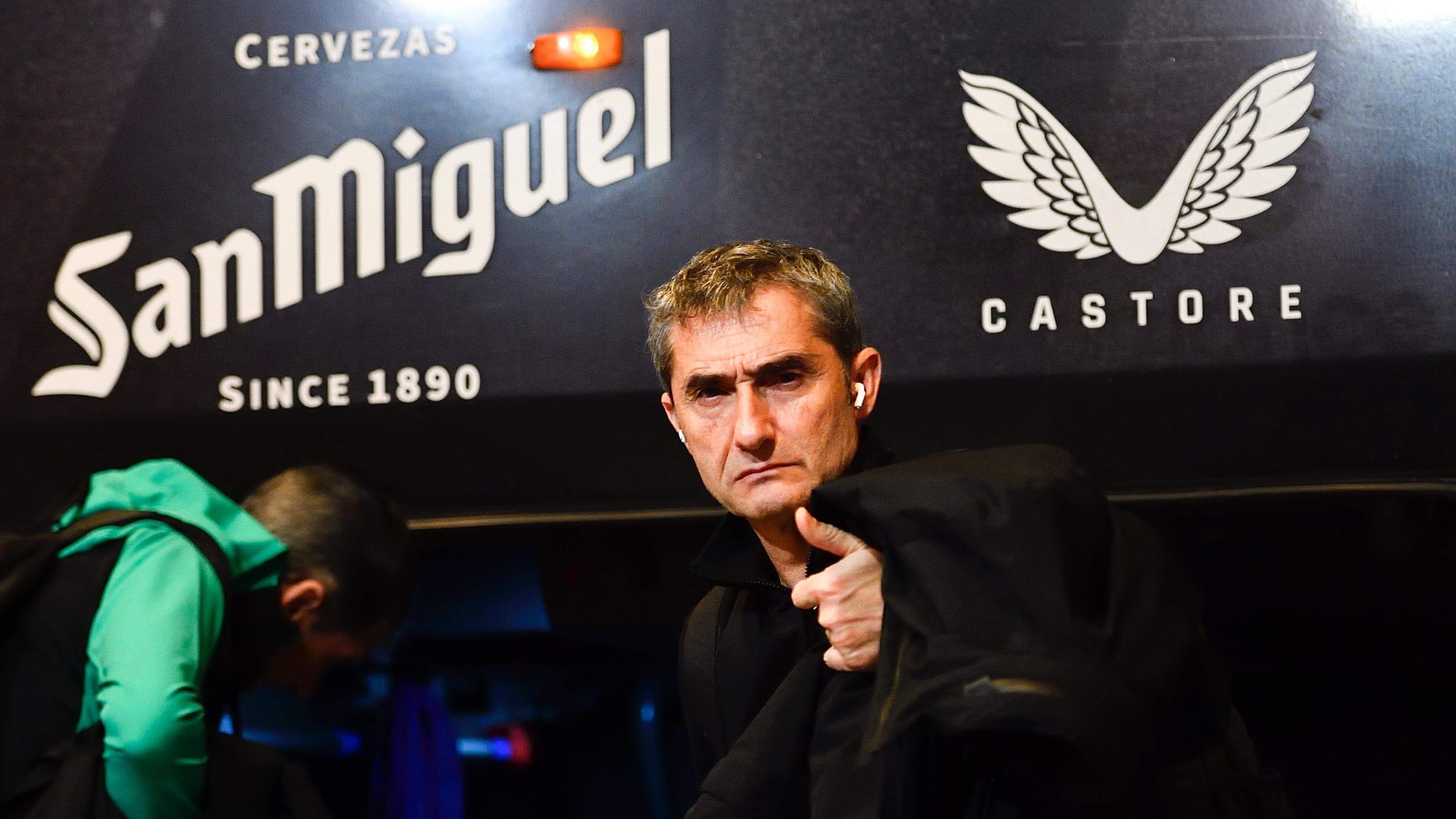  Ernesto Valverde llega para el duelo ante el Viktoria Plzen en San Mamés.