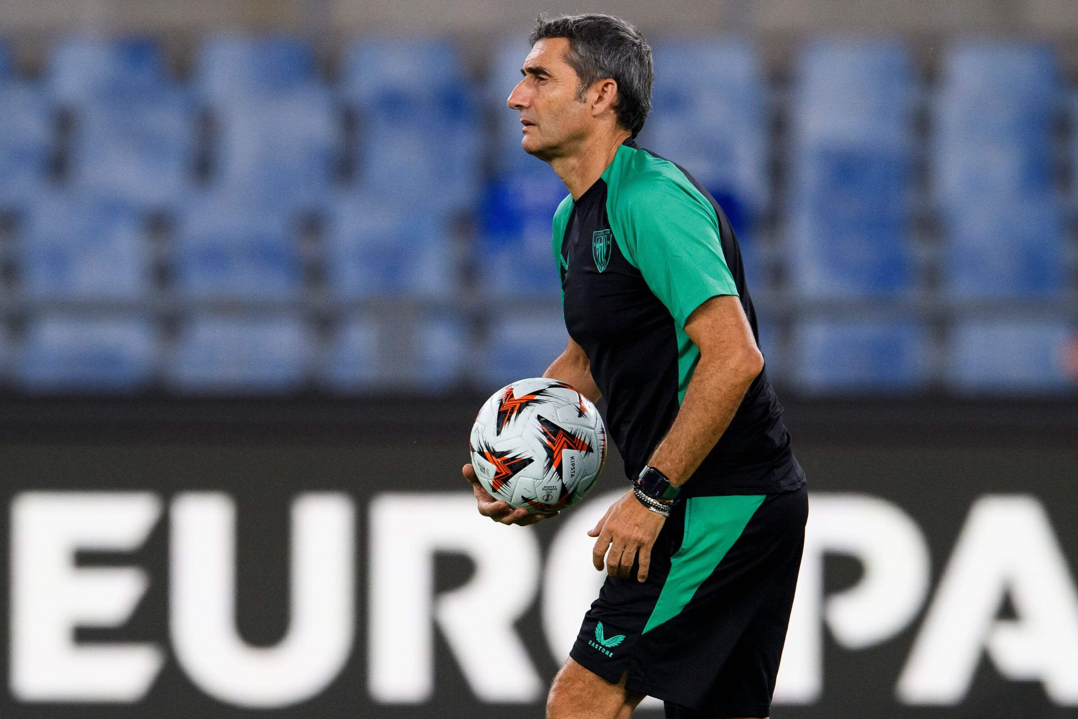  Ernesto Valverde entrenando a su equipo en una salida de UEFA Europa League.