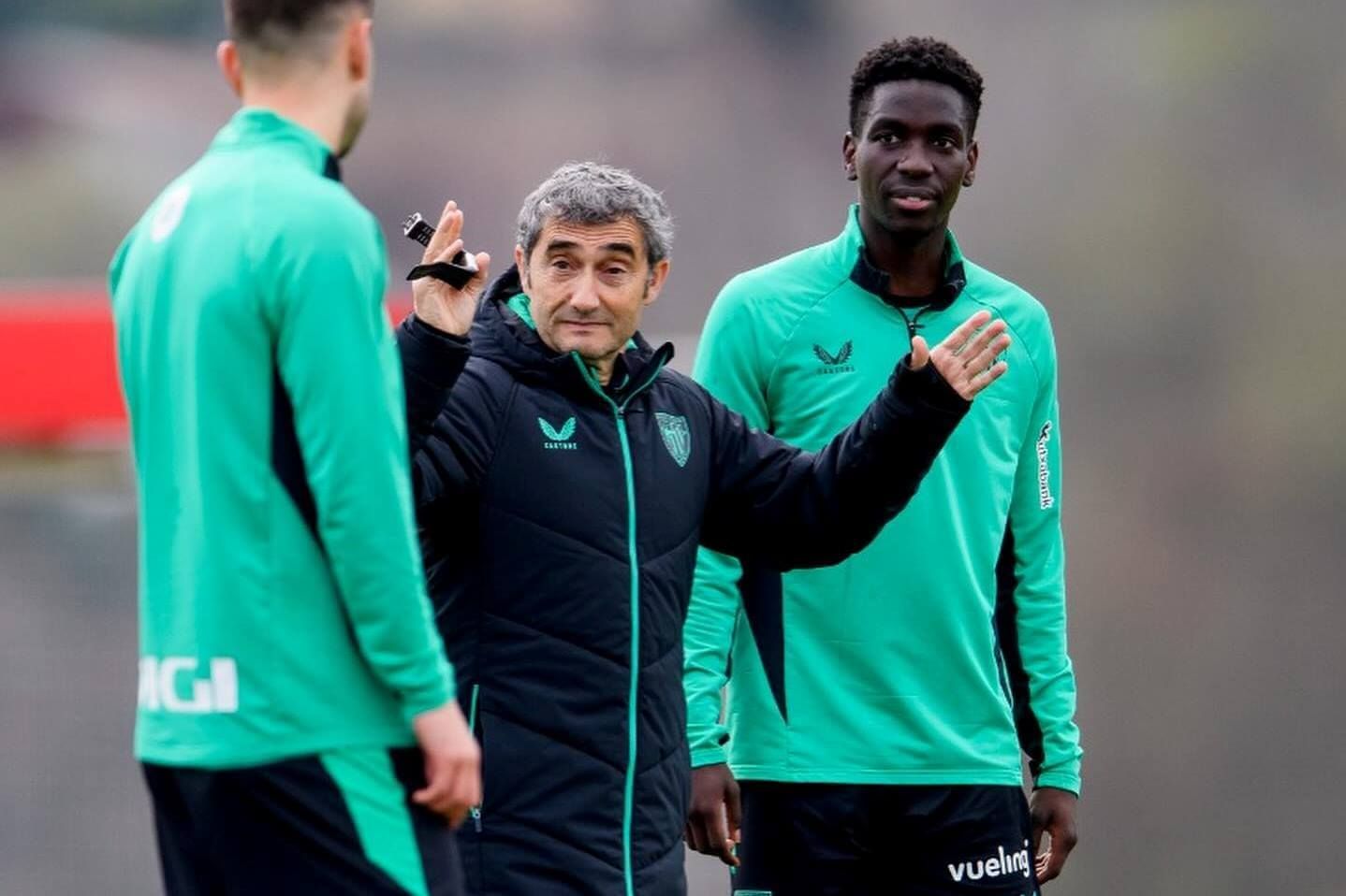 Ernesto Valverde da órdenes entrenando en Lezama.