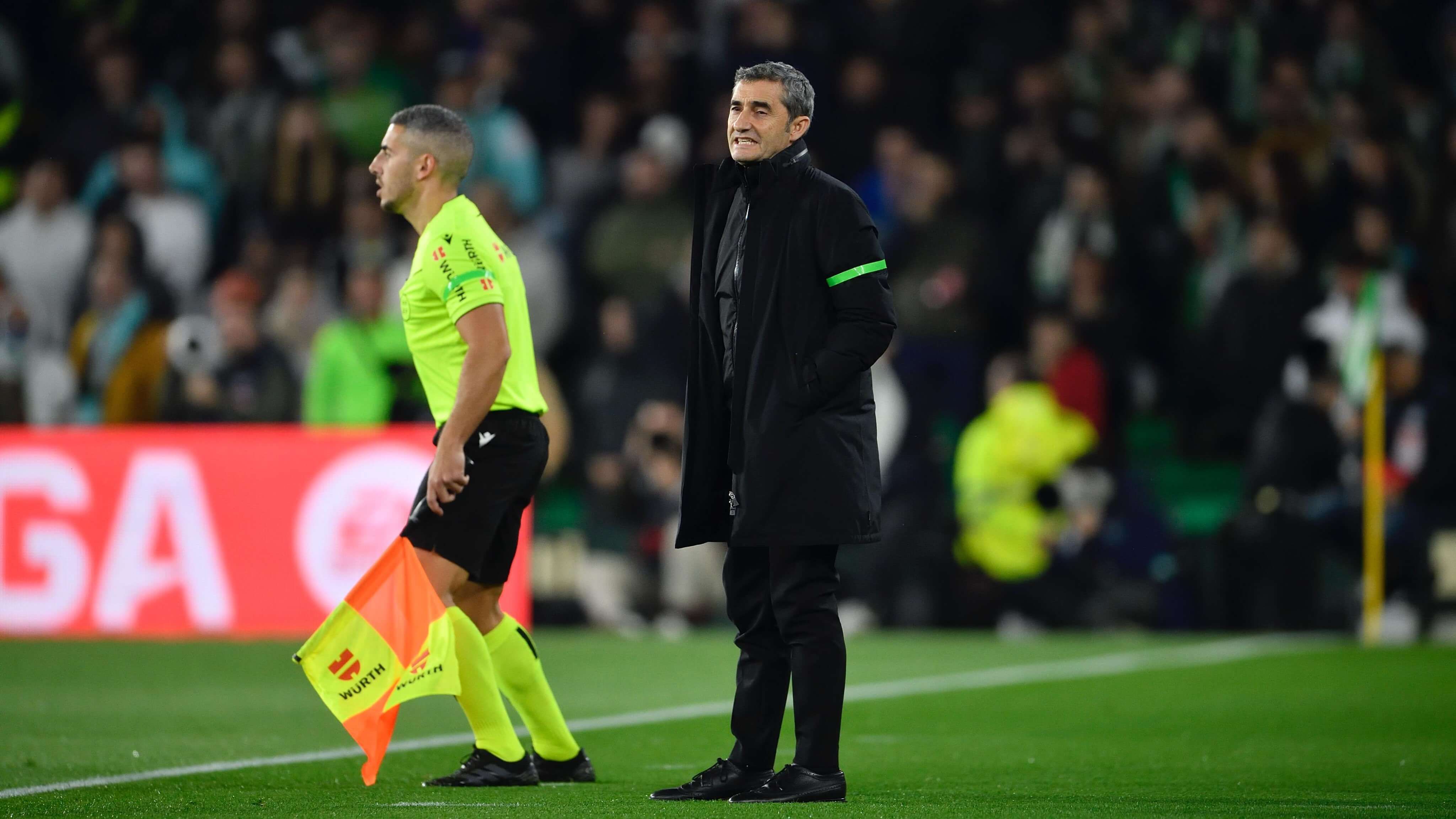  Ernesto Valverde, en la banda ante el Betis en el Villamarín.