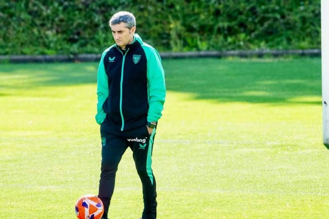  Un pensativo Ernesto Valverde entrenando en Lezama.