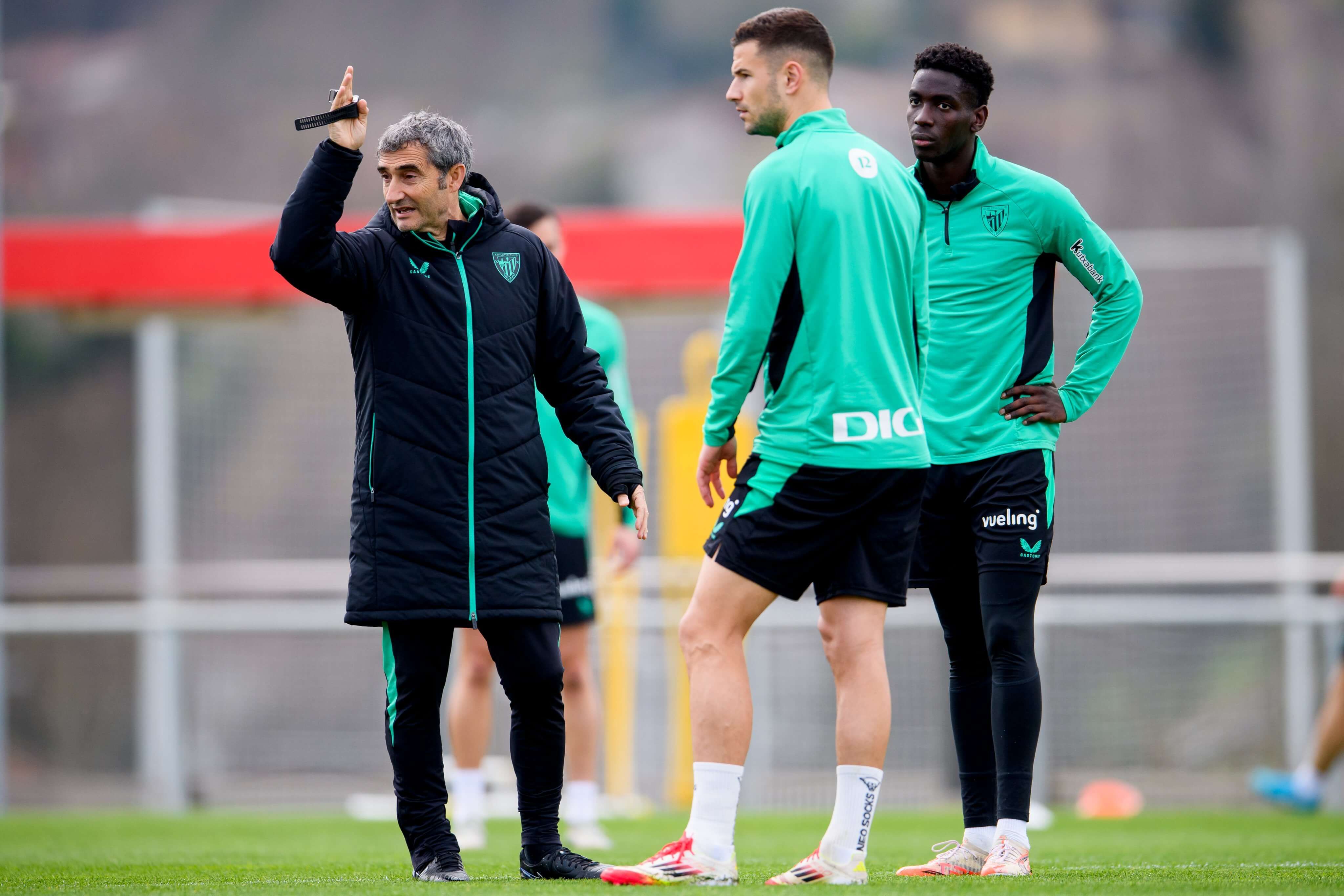 Ernesto Valverde da órdenes entrenando en Lezama, el jueves toca jugar la ida de octavos en Roma.