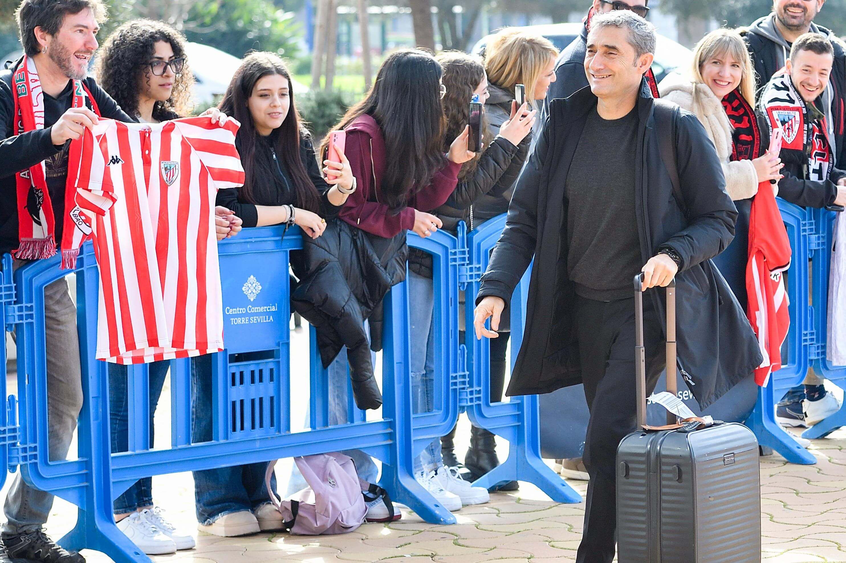 Ernesto Valverde, en un viaje para disputar un partido.