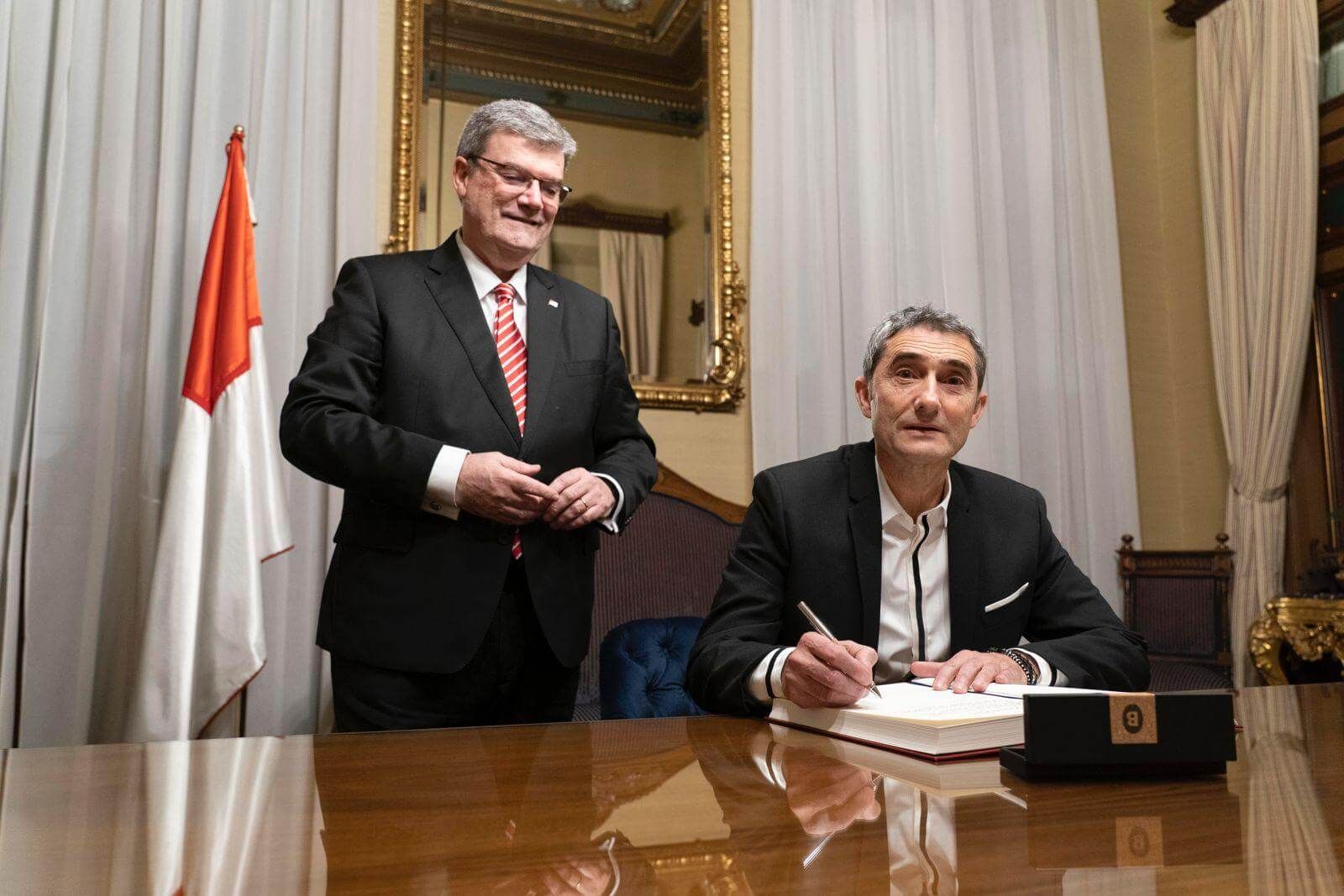  Ernesto Valverde firma junto al alcalde de Bilbao en el Ayuntamiento de la Villa.