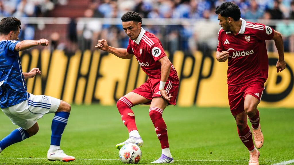  Rúben Vargas y Suazo, ante el Schalke 04.