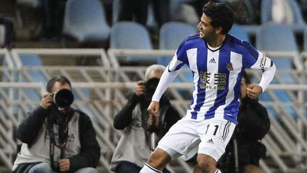  Carlos Vela celebra uno de sus goles con la Real Sociedad.