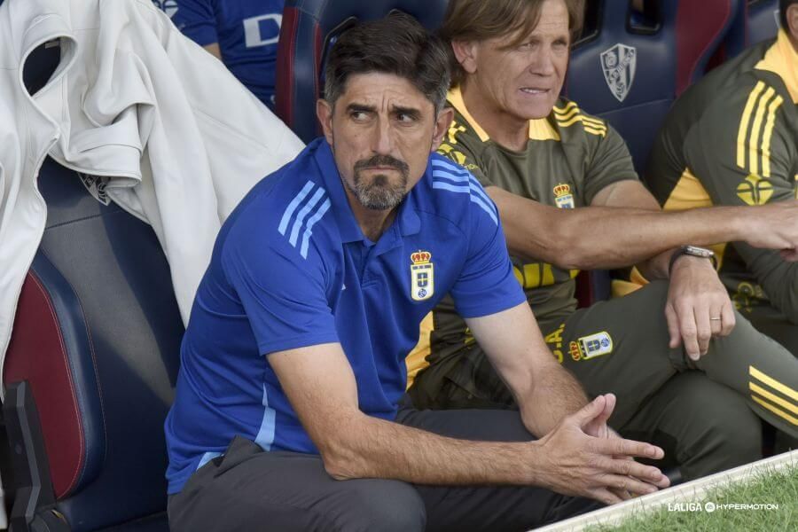 Veljko Paunovic, antes del Huesca-Real Oviedo (Foto: LALIGA).