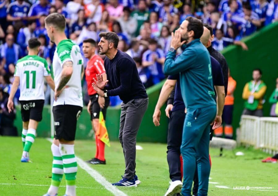  Veljko Paunovic da instrucciones durante el Racing-Real Oviedo.