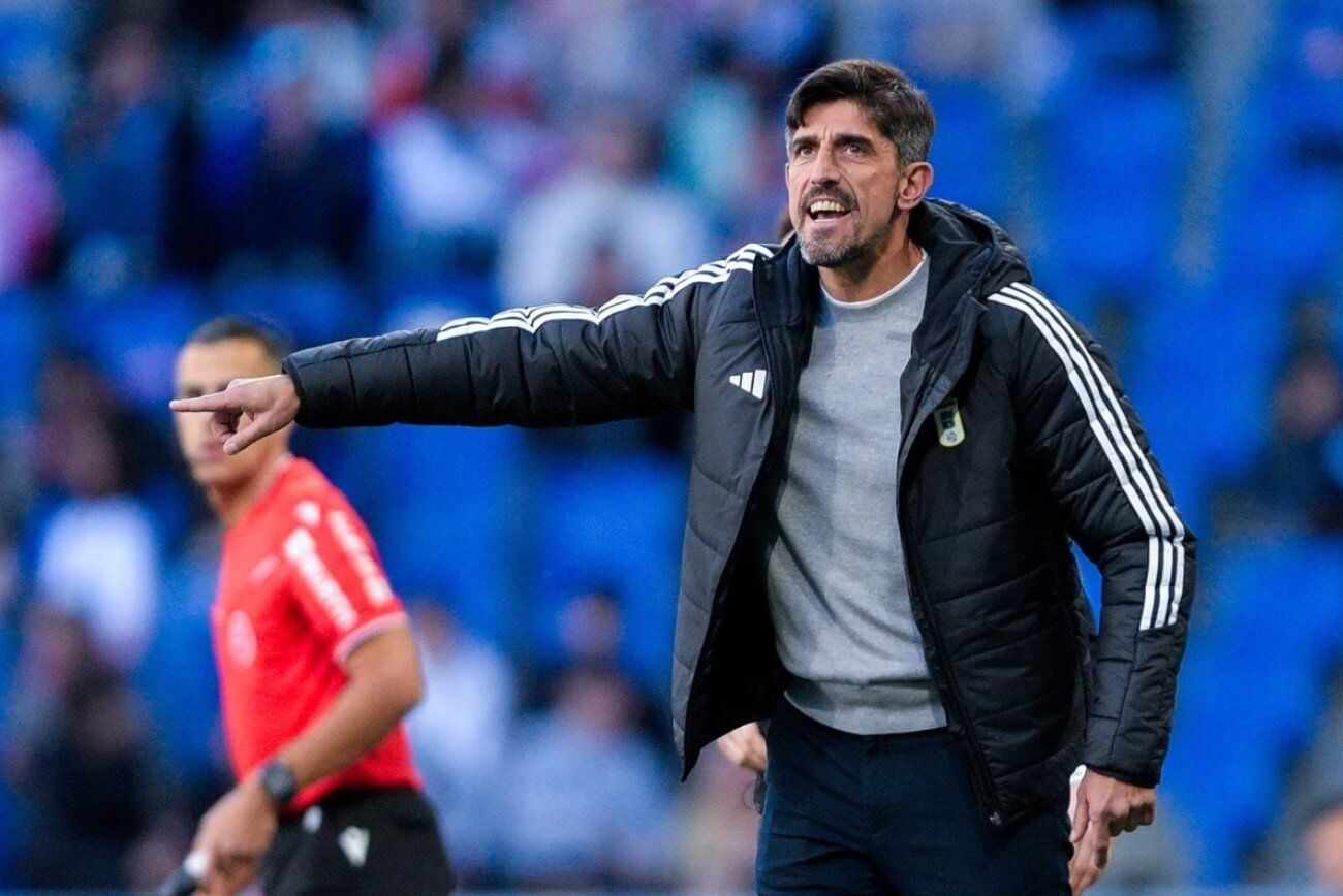  Veljko Paunovic da indicaciones durante el Oviedo-Málaga.