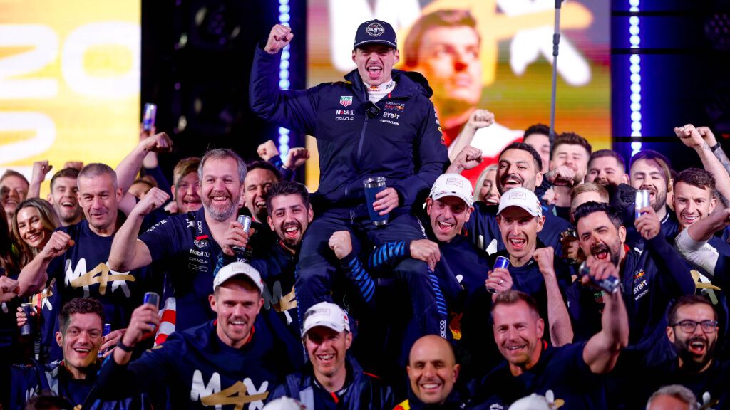  Max Verstappen celebra el título Mundial con su equipo (Cordon Press)