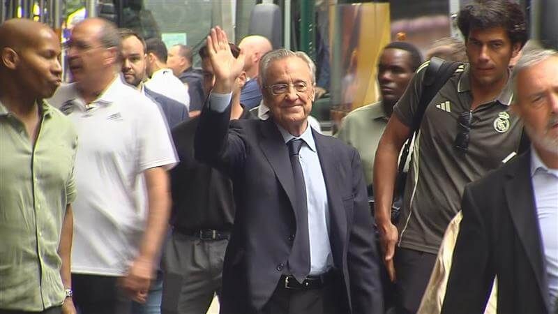  Florentino Pérez saluda a la salida del hotel