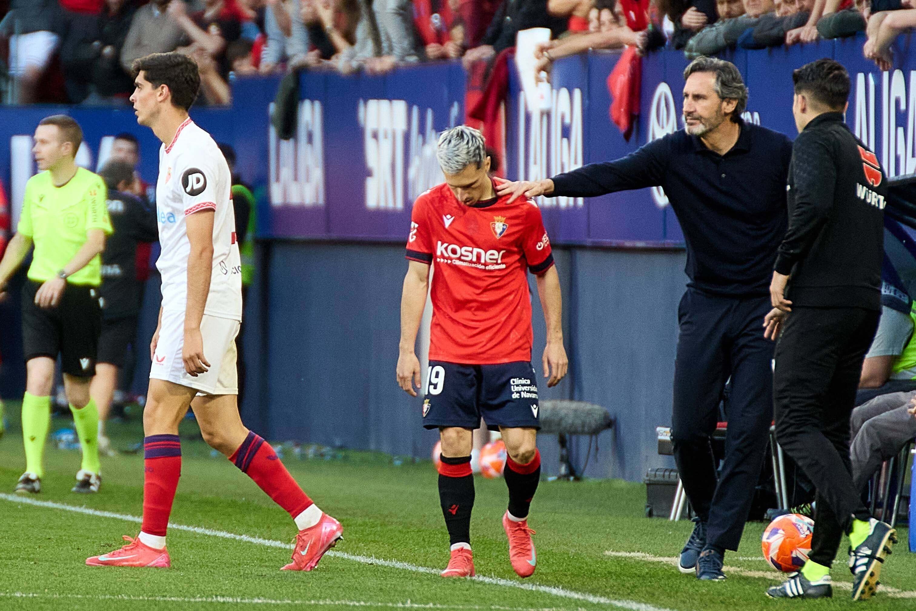 Vicente Moreno da indicaciones a Bryan Zaragoza en el Osasuna-Sevilla.