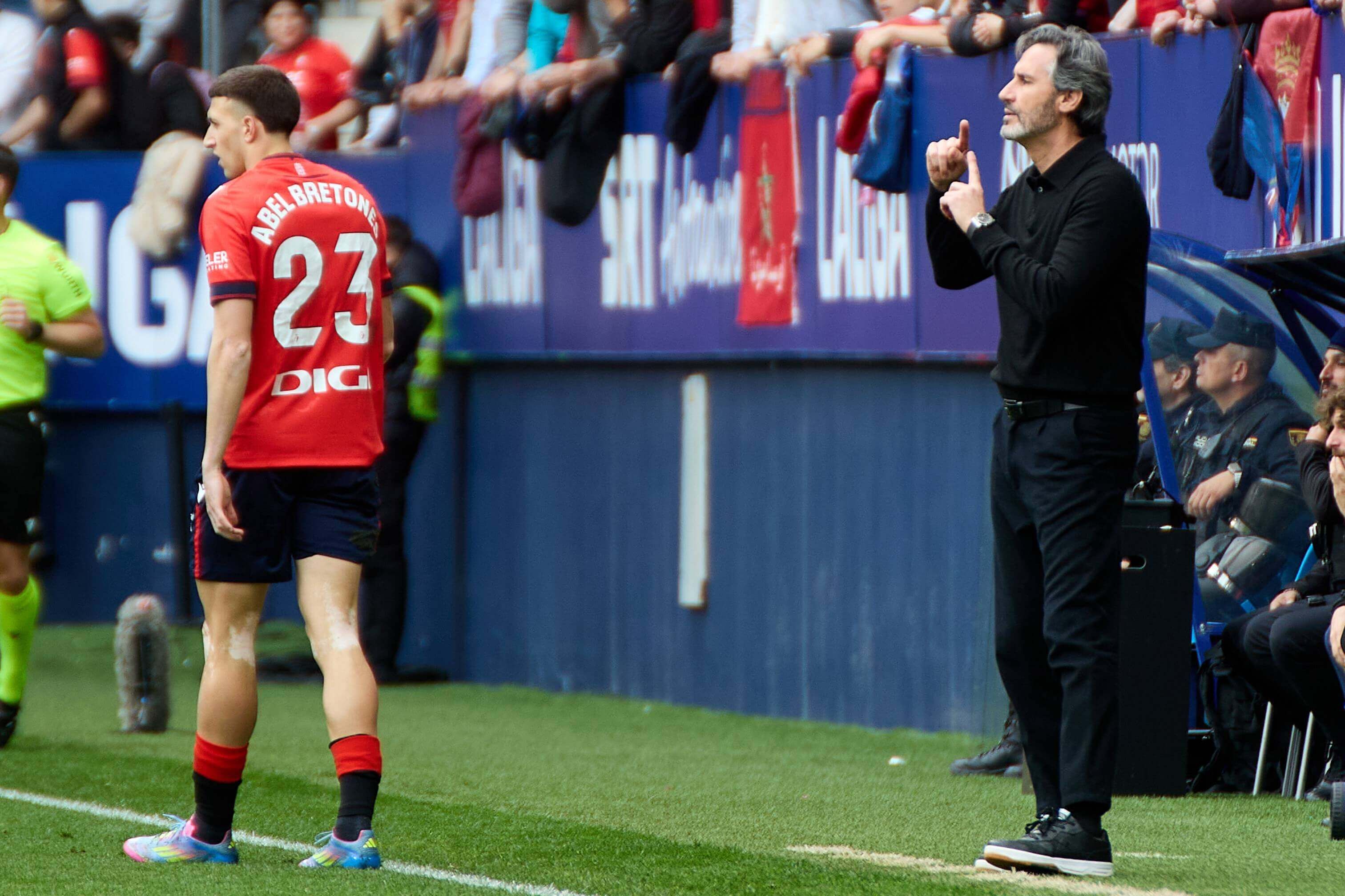  Vicente Moreno da indicaciones durante el Osasuna-Sevilla.